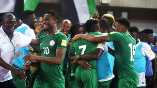 Atacante do Arsenal marca, e Nigéria é primeira seleção africana garantida na Copa 2018 Nigéria Comemora Gol Argélia Eliminatórias Copa-2018 12/11/2016
