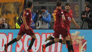 Argentino de R$ 66 mi abusa da displicência e perde pênalti 'de vídeo', mas Roma acha 'gol feio' aos 49 e segue caça ao líder Fazio Comemora Gol Roma Cagliari Futebol Getty