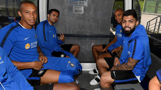 Entrosado, Gabigol segue preparação com a Inter para próxima temporada Gabigol ao lado dos companheiros de Internazionale, entre eles o zagueiro Miranda.