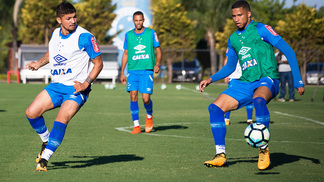 Com várias alterações, mas duas peças importantes, Mano arma Cruzeiro para Atlético-GO Judivan (à esq.) em ação durante treino do Cruzeiro