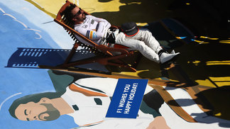 Após fim de semana 'perfeito' na Hungria, Alonso tira onda com sua icônica pose no Brasil Fernando Alonso, a icônica foto no Brasil e a inseparável cadeira para um solzinho