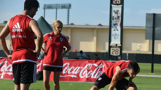 Ela ‘treina o cérebro’ dos jogadores e ajudou a levar River Plate do fundo do poço a favorito na Libertadores Sandra Rossi integra a comissão técnica do River Plate