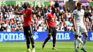 Lukaku faz mais um, zagueiro marca pela 1ª vez, e United goleia de novo na Premier League Romelu Lukaku comemora gol do Manchester United contra o Swansea