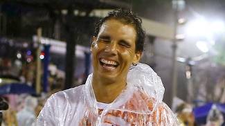 Nadal enfrenta chuva para desfilar na Sapucaí e ganha nota 7 de Guga Rafael Nadal foi um dos destaques da Sapucaí neste domingo