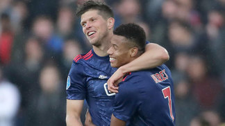 David Neres brilha como garçom, e Ajax goleia o Feyenoord em clássico Huntelaar abraça David Neres após gol do Ajax sobre o Feyenoord