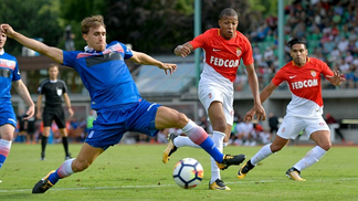 Fabinho converte pênalti e Monaco vence por 4 a 2; Lyon goleia por 4 a 0 Mbappé e Falcao entraram em campo contra o Stoke City