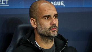 Líder absoluto, City tenta aumentar vantagem contra o West Ham Josep Guardiola no banco de reservas do Manchester City no jogo contra o Napoli