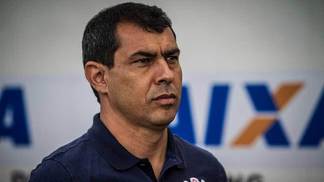 Carille não vê Jô abalado por polêmica do gol de braço Fábio Carille, na derrota do Corinthians para o Santos na Vila Belmiro