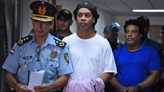 Um pacato cidadão. Até na prisão Ronaldinho algemado