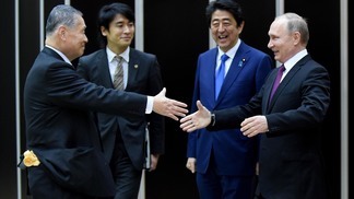 Tóquio 2020 espera que Rússia seja liberada para participar dos Jogos Yoshiro Mori, primeiro-ministro do Japão, cumprimenta Vladimir Putin, presidente da Rússia