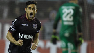 Internacional analisa contratação de trio de vice-campeão da Libertadores Lautaro Acosta comemora gol pelo Lanus na Copa Libertadores
