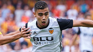 Brasileiro que preferiu Valencia a United e foi criticado por Mourinho agradece português: 'Estou feliz, porque ele me ama' Andreas Pereira em ação pelo Valencia contra o Atlético de Madri