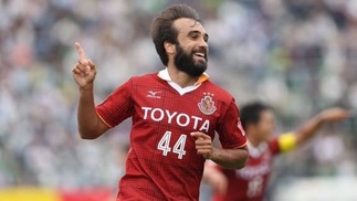 No Japão, ex-Cruzeiro dá show e faz primeiro hat-trick da carreira Gabriel Xavier comemora gol no Japão