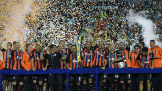 Brasileiros fazem a festa, e Shakhtar vence Dínamo de Kiev na final da Supercopa da Ucrânia Jogadores do Shakhtar comemoram título da Supercopa da Ucrânia