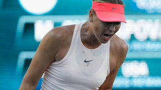 Sharapova estreia com vitória no WTA de Stanford Maria Sharapova venceu a primeira fase do WTA de Stanford