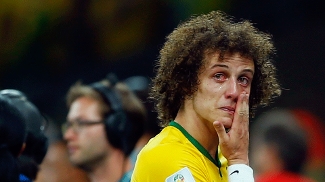 As sete lições da maior derrota da história - a última noite insone por causa do futebol David Luiz chora copiosamente depois da esmagadora derrota para a Alemanha