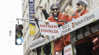 Quais as cidades mais vitoriosas dos esportes americanos David Price e Nathan Eovaldi durante desfile de comemoração do Boston Red Sox, em outubro