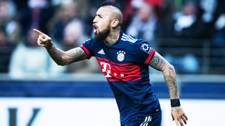 Vidal segue fase artilheira, Bayern vence mais uma e aumenta vantagem na ponta da Bundesliga Vidal Comemora Gol Bayern Eintracht Frankfurt Campeonato Alemão 09/12/2017