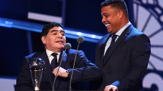 'Foi muito difícil entregar o prêmio a Cristiano Ronaldo', afirma Maradona Maradona brinca com Ronaldo durante o Fifa The Best