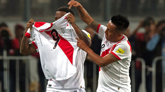 Homenageado, Guerrero comemora classificação peruana: 'Sonho virou realidade' Farfán e Cueva comemora gol peruano com a camisa 9 de Guerrero