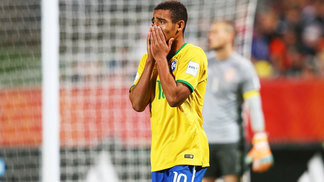 Brasil vai para 7 anos e 14 Mundiais sem título, todos com Del Nero mandando na CBF Gabriel Jesus Lamenta Brasil Sérvia Final Mundial Sub-20 20/06/2015
