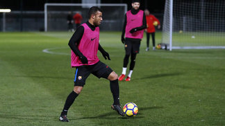 Rafinha recebe alta oito meses após ter sofrido lesão no joelho Rafinha em treino: liberado para voltar a jogar pelo Barcelona
