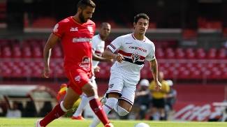 Em jogo morno, Santos não sai do zero contra Rio Claro na despedida de convocados Alexandre Pato acompanha marcação durante São Paulo x Grêmio Osasco Audax