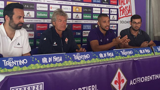 Apresentado pela Fiorentina, Vitor Hugo expressa desejo de voltar à seleção Vitor Hugo (segundo da dir. para a esq.) é apresentado na Fiorentina