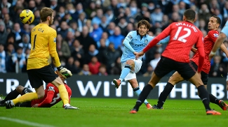 Apesar de dificuldade, David Silva crê em reação do Manchester City no Inglês Após bela jogada individual, David Silva chuta, mas De Gea, com o ombro, desvia e evita gol do City