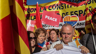 Por diálogo, Catalunha adia independência e mantém dúvida sobre o que pode acontecer com Barcelona Protesto em Madri contra a independência da Catalunha