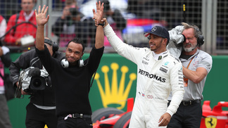 Hamilton iguala recorde em Silverstone e comemora pole position em casa Hamilton com o irmão Nicolas após a pole na Inglaterra
