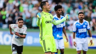 Bar de Curitiba dará 50 chopes de graça se goleiro do Coritiba fizer um gol em jogo da Série B Wilson comemora gol durante Coritiba x São Bento, pela Série B