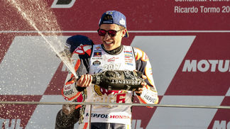 Vendendo de 'danone' a óculos, catalão Marc Márquez foge do assunto independência e irrita compatriotas Marc Márquez celebra seu quarto título na MotoGP no pódio em Valência