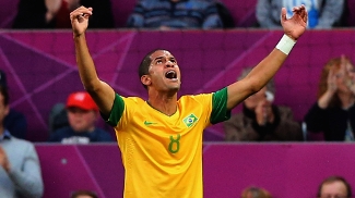 Rômulo voltará a defender a seleção brasileira após o corte de Fernandinho Rômulo voltará a defender a seleção brasileira após o corte de Fernandinho