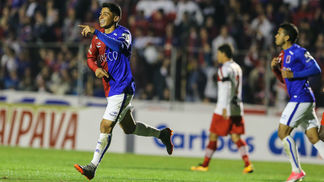 Paraná Clube goleia o CRB e encosta de vez no G4 da Série B Renatinho, jogador do Paraná Clube, comemora seu gol durante partida contra o CRB