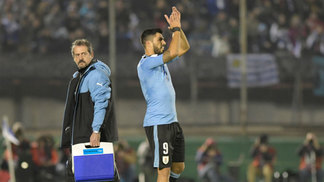 Suárez expressa apoio à greve de jogadores no Uruguai Suárez saiu de campo sentindo dores