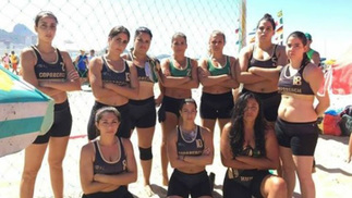 Time feminino de handebol de areia tenta trocar biquíni por shorts, sofre ameaça de W.O e homens postam foto de sunga para apoiar Time de handebol protesta contra o uso de sunquíni