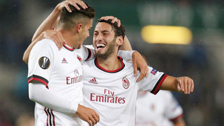 Dupla Çalhanoglu-André Silva brilha, e Milan goleia Austria Viena na abertura da fase de grupos André Silva e Çalhanoglu comemoram um dos gols do Milan sobre o Austria Viena