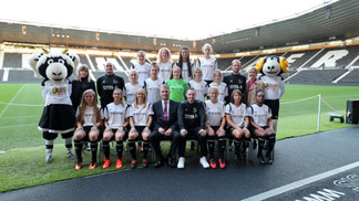 Time inglês cria estratégia para atrair jogadoras: dar a elas a chance de virarem jornalistas Derby County Ladies faz parceria com universidade local para atrair jogadoras