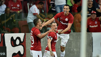 Com assistências de D’Alessandro e gols de Damião, Inter bate o Paysandu e assume liderança da Série B Damião comemora com D'Alessandro gol do Inter contra o Paysandu, no Beira-Rio