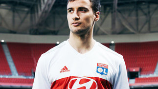 Cor de patrocinador milionário aparece errada, e Lyon é obrigado a mudar uniforme; veja a mancada Lyon Nova Camisa 1 Adidas