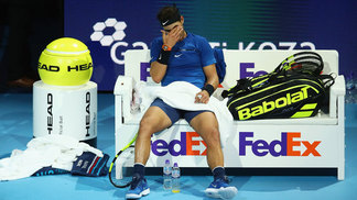 Médico de Nadal afirma que desistência em Londres era o certo a se fazer Rafael Nadal desistiu do ATP Finals por dores no joelho