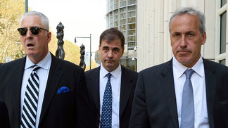 Delator diz que Globo pagou propina para ter as Copas de 2026 e 2030 Alejandro Burzaco é conduzido para o tribunal em Nova York para julgamento do Fifagate