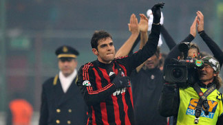 A revista, Kaká conta por que rejeitou ser a primeira grande estrela do Manchester City Kaká agradece torcida do Milan após jogo contra a Fiorentina em 2009