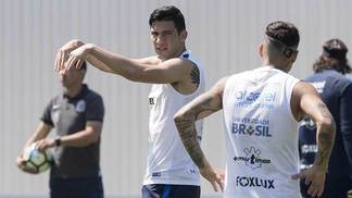 Balbuena evita falar em renovação de contrato: 'Foco é o título' Balbuena conversa com Guilherme Arana em treino do Corinthians