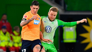 Wolfsburg empata com Hoffenheim em casa e chega a 7 jogos sem vencer no Alemão Zuber (à dir.) disputa com Blaszczykowski durante empate entre Wolfsburg e Hoffenheim