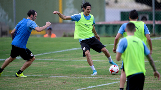 Uruguai busca triunfo contra Venezuela para garantir vaga na Copa Cavani durante treino do Uruguai