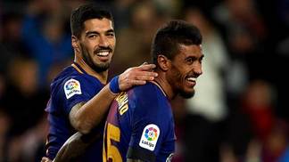 Messi perde pênalti, Paulinho faz dois, e Barcelona vence outra antes de clássico contra o Real Luis Suárez e Paulinho comemoram gol do Barcelona contra o Deportivo La Coruña