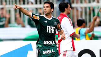 Indicado por Felipão, meia que deixou Palmeiras antes da final da Copa do Brasil admite: 'Faltou paciência' Pedro Carmona comemora seu gol durante partida contra o Ajax, em 2012