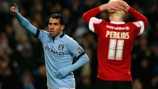 Tevez faz três, Manchester City goleia o lanterna da 2ª divisão e vai à semi da Copa da Inglaterra Tevez deu show e marcou três vezes sobre o Barnsley